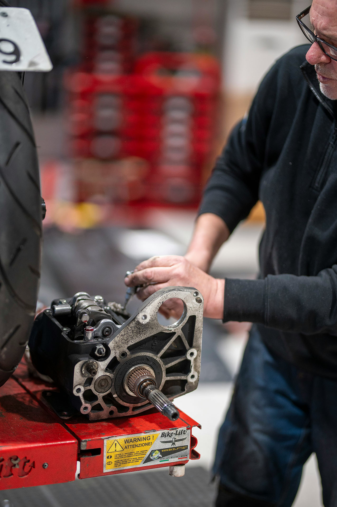 Mecánico reparando motor diésel